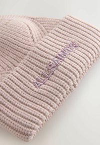 Svetloružová pletená čiapka s rebrovým vzorom a vyšívaným logom "ALLSAINTS" vo zodpovedajúcej farbe na prehnutej manžete.