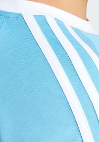 adidas Originals ADICOLOR CLASSICS 3-STRIPES - Nyomott mintás póló - semi blue burst