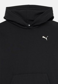 Felpa nera con cappuccio e tasca a marsupio, realizzata in tessuto morbido. Presenta un piccolo logo Puma bianco sul petto e un cappuccio regolabile con cordino.