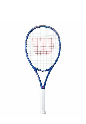 Racchetta da tennis Blue Wilson con impugnatura bianca e logo rosso "W" sulle corde e sul telaio, isolata su sfondo bianco.