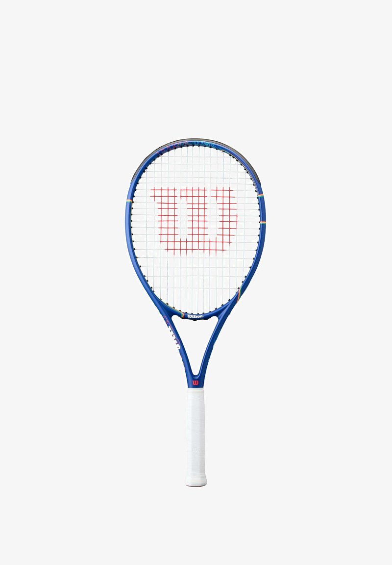 Raquette de tennis Blue Wilson avec poignée blanche et logo rouge "W" sur les cordes et le cadre, isolée sur fond blanc.