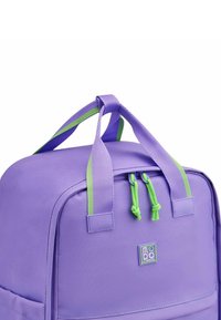 Zaino in tessuto viola con dettagli verdi, dotato di due manici superiori, chiusura zip e una piccola patch del logo sulla parte anteriore.
