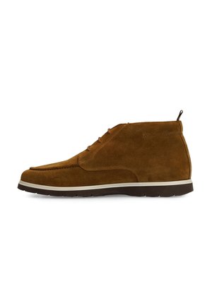 Brauner Wildleder-Stiefelette mit Schnürung vorne, dunkler Gummisohle und Zuglasche hinten für leichtes Anziehen, von der Außenseite gezeigt.