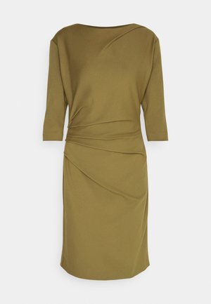 Robe olive, longueur genou avec des manches trois-quarts. Présente un design drapé et un ruché à la taille pour une silhouette ajustée.