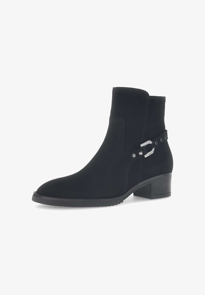 Stivale alla caviglia in suede nero con punta affilata, tacco basso a blocco e una cintura decorativa con hardware in argento e borchie sul lato.