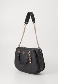 Sac à main noir en faux cuir texturé, doté de poignées doubles, d'une bandoulière en chaîne, de garnitures dorées et d'un logo.