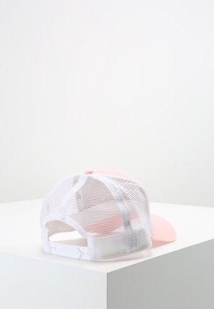 Lyserød baseballcap med hvidt mesh-bagstykke og justerbar spænde lukning, hvilende på en hvid overflade mod en ensfarvet baggrund.