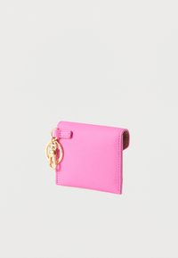 Ροζ συνθετικό πορτοφόλι με χρυσό κρίκο για τα κλειδιά. Διαθέτει αναδιπλούμενο καπάκι και υφή, συμπαγές ορθογώνιο σχήμα.