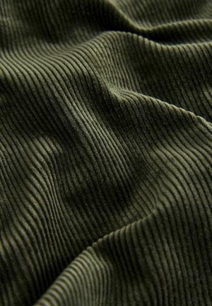 Oliven grøn ribbet stof med blød tekstur, med smalle, lodrette striber og en let glans, arrangeret i bløde folder.