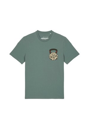 T-shirt vert à manches courtes avec un petit graphisme de kettlebell sur la poitrine portant l'inscription "No Pain No Gain" en beige et noir.