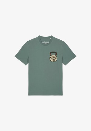 Groene T-shirt met korte mouwen met een kleine kettlebell-afbeelding op de borst waarop "No Pain No Gain" staat in beige en zwart.