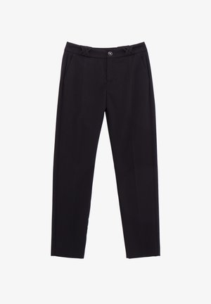Pantalones negros a medida con corte recto, pliegues sutiles y un cinturón decorativo con costura cruzada y cierre de un solo botón.