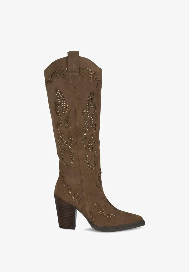 Bottines en daim marron, hautes jusqu'au genou, avec des motifs de flammes et des accents cloutés, bout pointu et talon empilé. Comprend une sangle de traction en haut.