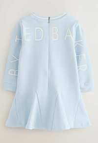 Hellblaues Sweatkleid mit langen Ärmeln, plissiertem Rock und kontrastierendem weißen Schriftzug. Verfügt über einen Reißverschluss im Rücken.