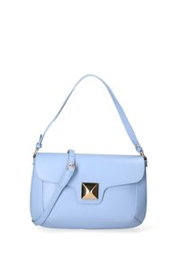 Lichtblauwe leren handtas met een rechthoekige vorm, gouden vierkante hardware aan de voorkant en een afneembare schouderband.