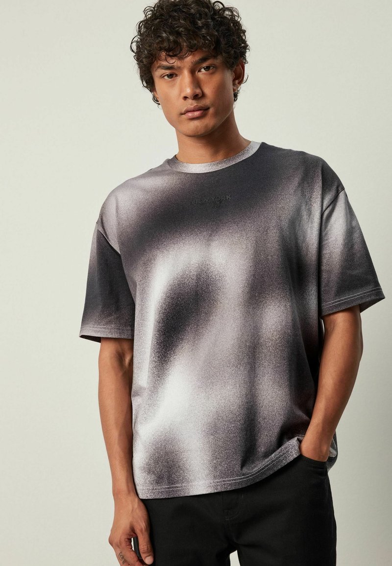 Next DIP DYE GRAPHIC - Majica kratkih rukava s printom - monochrome spray