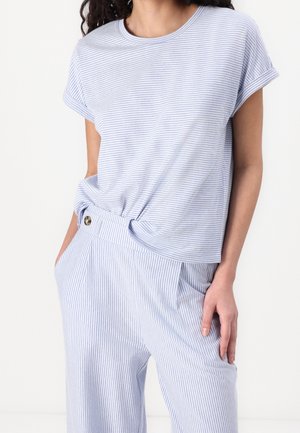 Ljust blå och vit randig t-shirt med uppkavlade korta ärmar, i kombination med matchande löst sittande randiga byxor med knappdetalj.