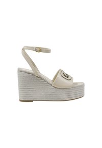 Sandalo con zeppa beige con una piattaforma intrecciata simile a una corda, cinturino alla caviglia regolabile e tomaia in pelle liscia con un logo decorativo.