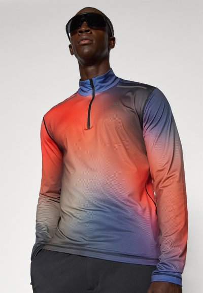 Camiseta deportiva de manga larga con un degradado de rojo a azul, tejido texturizado con cremallera de cuarto y detalles reflectantes en los hombros.
