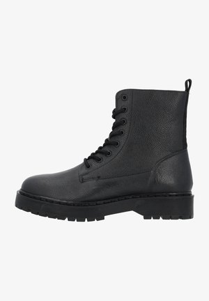 Bottes de combat en cuir noir avec une finition texturée, un design à lacets et une semelle épaisse et bulky. Comprend une languette à l'arrière.