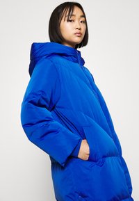 YAS Petite YASIRIMA LONG COAT - Dūnu mētelis - blue