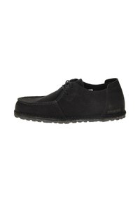 Zwarte suède veterschoenen voor casual gebruik met een geprofileerde zool, moccasin-stiksel en Birkenstock-branding op de hiel.