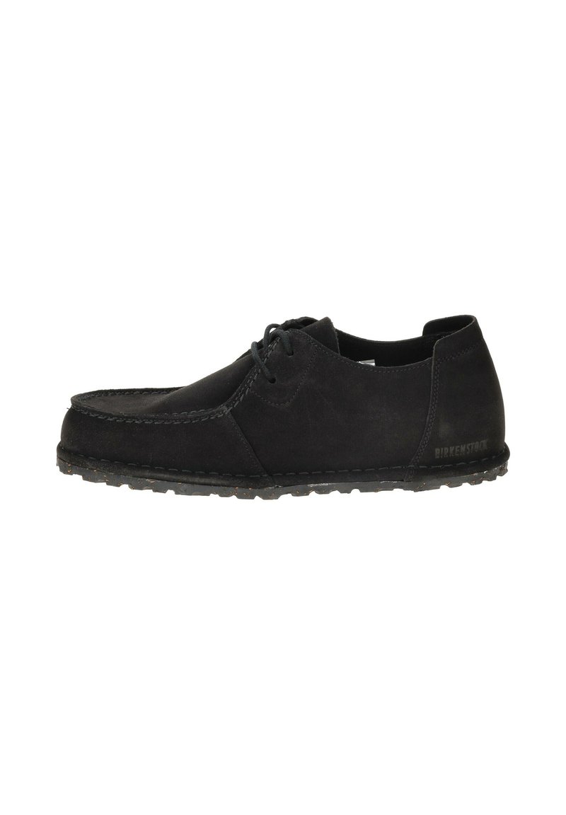Zwarte suède veterschoenen voor casual gebruik met een geprofileerde zool, moccasin-stiksel en Birkenstock-branding op de hiel.