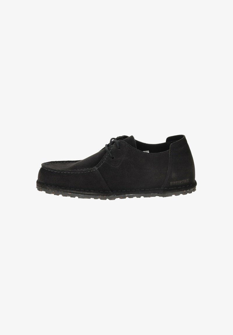 Zwarte suède veterschoenen voor casual gebruik met een geprofileerde zool, moccasin-stiksel en Birkenstock-branding op de hiel.