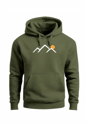 Olivgrüner Hoodie mit Fronttasche und weißem Bergmotiv mit einer orangefarbenen Sonne auf der Brust.