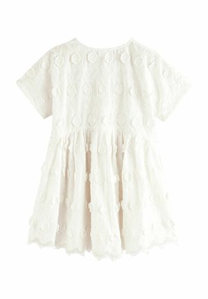 Witte jurk met korte mouwen, voorzien van verhoogde bloemenpatronen en een uitlopende rok, met een gestructureerde stof en een geschulpte zoom.