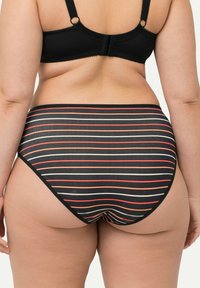 Slip bikini a vita alta con sfondo nero, decorato con righe orizzontali in rosso, crema e rosa chiaro. Tessuto liscio con vita elastica.