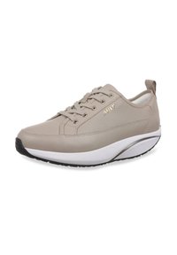 Zapatilla deportiva beige con parte superior de cuero texturizado, diseño de cordones, entresuela blanca y suela de goma negra. Presenta un detalle de logo en el lateral.
