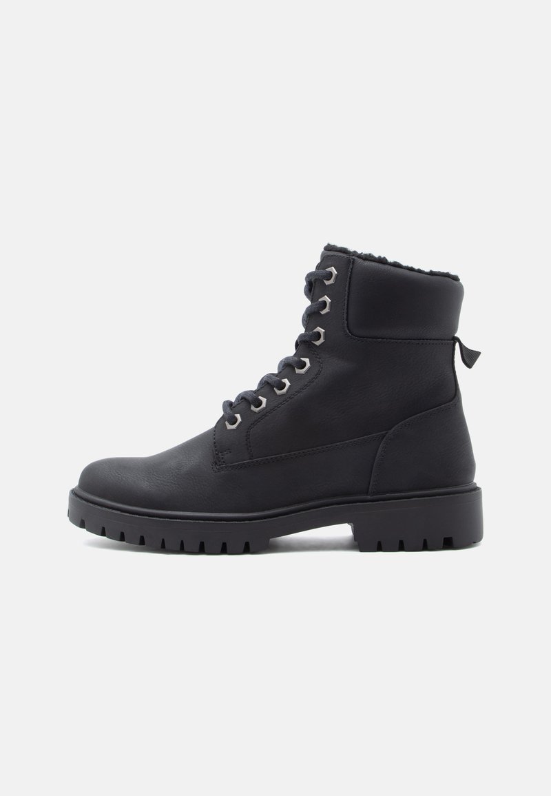 Stivaletto in pelle nera con lacci, suola robusta, occhielli metallici e una morbida e testurizzata collana per maggiore comfort.