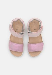 Rosa lær sandaler med to brede stropper og en polstret såle. Designet har en glat tekstur og en lukket hæl.