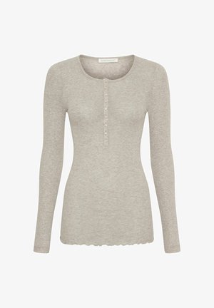 Hosszú ujjú, világosszürke felső, puha anyagból. Kerek nyakkivágással és középen gombsorral rendelkezik. Raffozott alsó szegély.