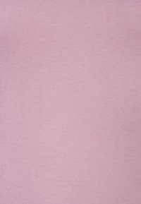 Tela de algodón de color rosa claro con una textura suave, que presenta un sutil patrón acanalado. La superficie es uniforme y carece de acentos notables.