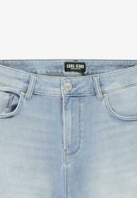 Lichtblauwe denim jeans met een recht model, voorzien van een knoopsluiting, riemlussen en twee voorzakken. Merkenlabel "CARS JEANS" zichtbaar.