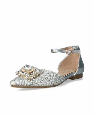 Scarpa piatta argento con punta affusolata, texture intrecciata e decorazione con gemma sul gambetto. Fascetta alla caviglia con finitura metallica.