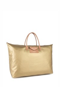 Borsa tote in nylon dorato con manici e dettagli in pelle marrone. Presenta una forma rettangolare e una piccola tasca con patta sulla parte anteriore.