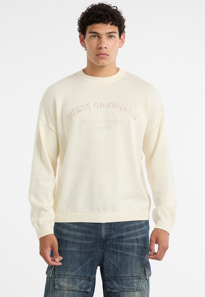 Off-white gestrickter Pullover mit gerippten Bündchen und Saum, mit "GUESS ORIGINALS" in strukturierten Stickereien auf der Brust.