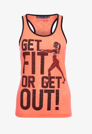 Jasnopomarańczowy top na ramiączkach z czarnymi wykończeniami. Posiada duży czarny napis "ZDOBYWAJ FORMĘ LUB WYJDŹ!" oraz sylwetkę osoby uprawiającej sport.