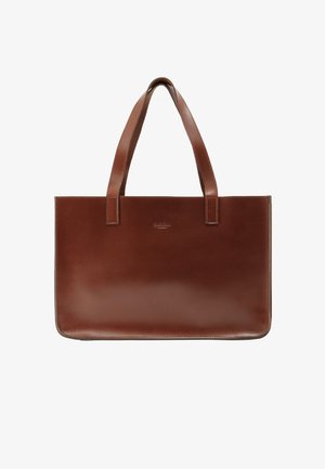 Pruun nahast kandekott, millel on kaks lühikest sangat, sile tekstuur, kandiline kuju ja esiküljel minimaalne reljeefne bränding.