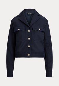 Giacca corta navy con maniche lunghe, bottoni argentati sul davanti, due tasche sul petto con bottone e un colletto a punta.