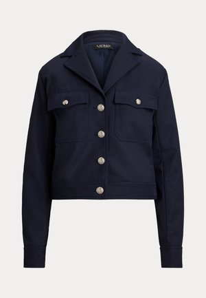 Giacca corta navy con maniche lunghe, bottoni argentati sul davanti, due tasche sul petto con bottone e un colletto a punta.