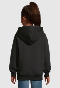 Mörkgrå hoodie med en stor huva, långa ärmar, ribbade ärmslut och fåll. Materialet verkar mjukt med en slät textur.