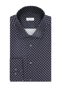Chemise de couleur bleu foncé avec un petit motif en diamants blancs et bleu clair, col structuré, boutonnage sur le devant et détail de poignet à un bouton.