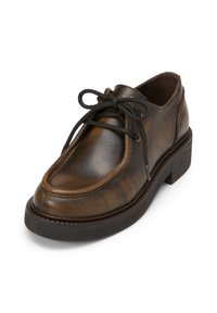 Chaussure en cuir marron à lacets avec semelle épaisse noire et bout arrondi, inclinée légèrement pour montrer les détails avant et latéraux.
