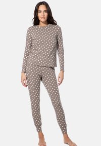 Braunes Pyjama-Set mit Punkten, bestehend aus einem langärmeligen Oberteil und eng anliegenden Hosen. Hergestellt aus weichem Stoff mit glatter Textur und elastischen Bündchen.