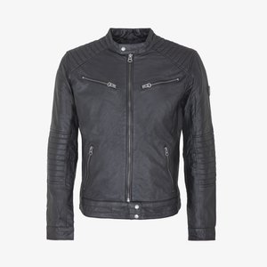 Chaqueta de cuero negro con cuello alzado, cremalleras diagonales, hombros acolchados, detalles acanalados en las mangas y cierre a presión en el dobladillo.