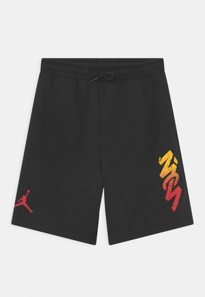 Schwarze Baumwollshorts mit einem elastischen Taillenbund und verstellbarem Kordelzug. Mit einem roten Jordan-Logo und einem Farbverlaufsgrafik in Gelb und Rot.